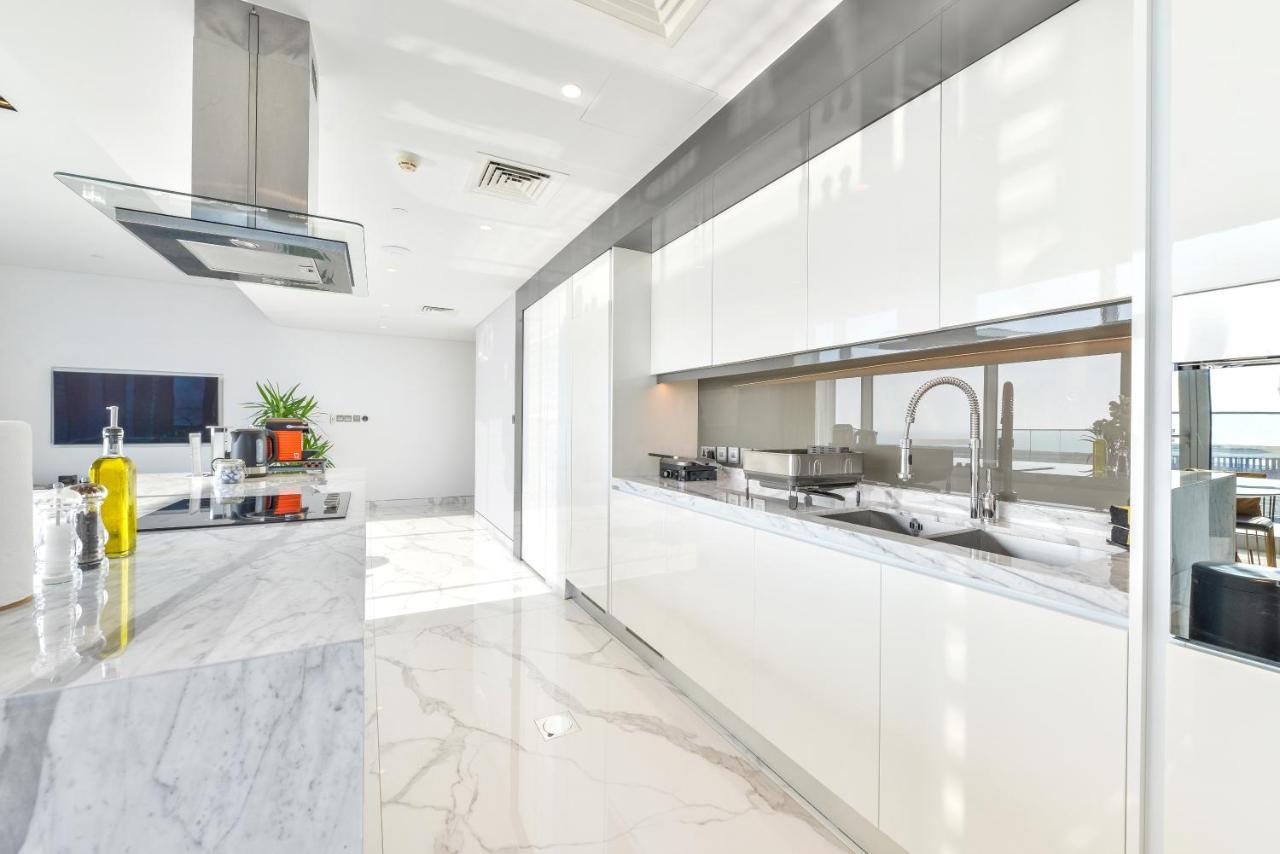 Luxe 3 Bedroom Oceanfront Apartment In The Heart Of Bluewaters Island Dubai Eksteriør bilde