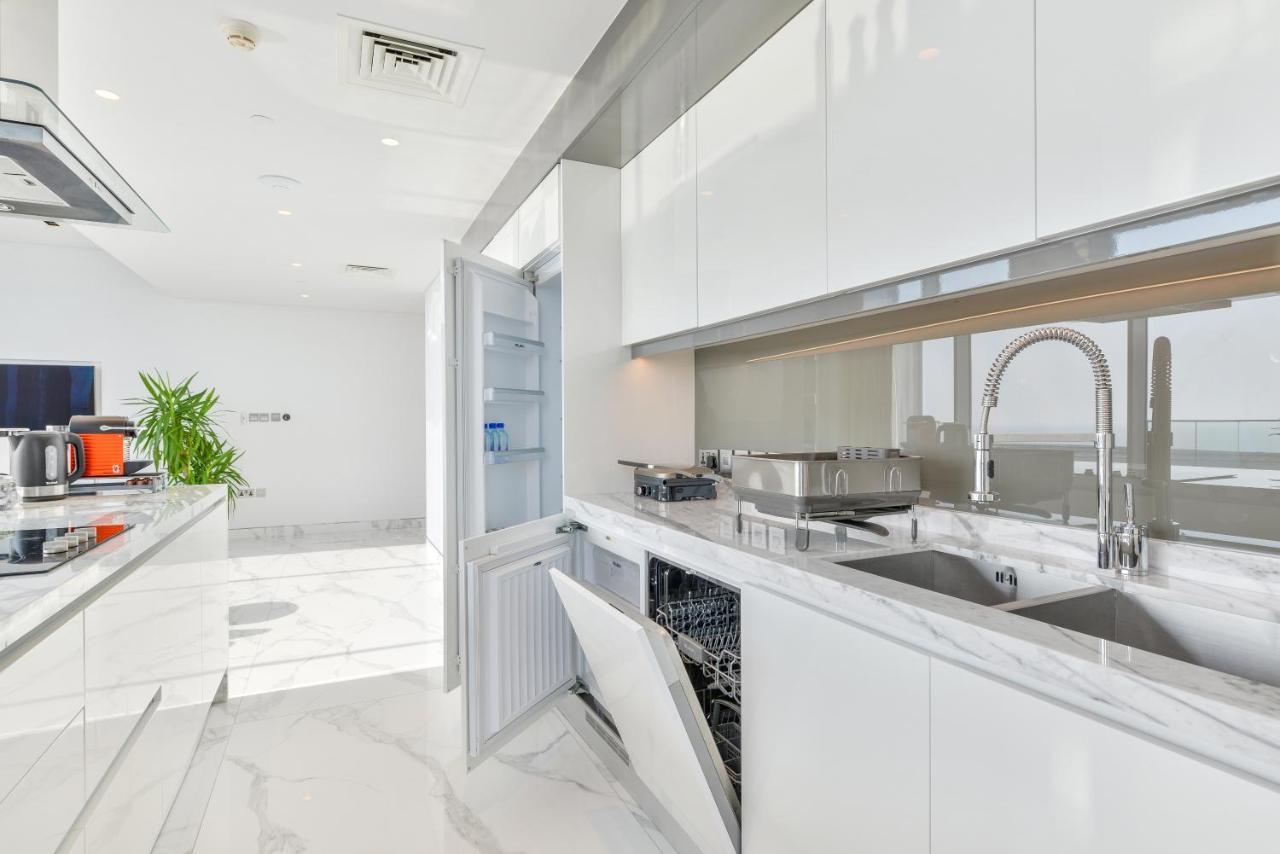 Luxe 3 Bedroom Oceanfront Apartment In The Heart Of Bluewaters Island Dubai Eksteriør bilde